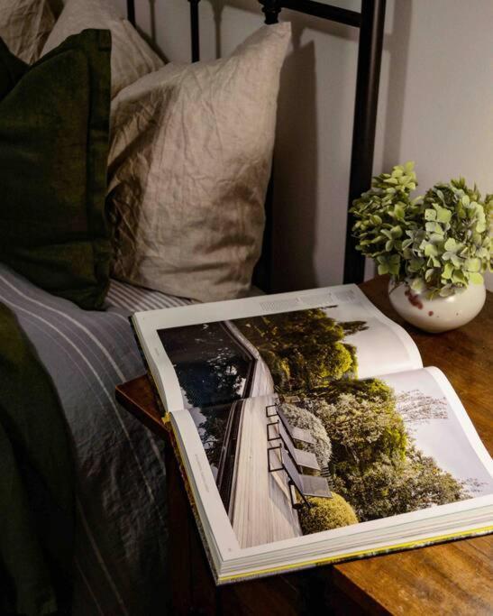 Harrys House Warburton - Peaceful Riverside Cottage In The Perfect Location ภายนอก รูปภาพ